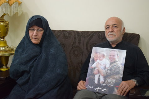 ناگفتههای خانواده شهید مدافع حرم که در چهل روز ۴۰ داعشی را به هلاکت رساند/ شما با چه مبلغی حاضر به فرستادن عزیزتان در دهان تروریستها خواهید شد؟ ناگفتههای خانواده شهید مدافع حرم که در چهل روز ۴۰ داعشی را به هلاکت رساند/ شما با چه مبلغی حاضر به فرستادن عزیزتان در دهان تروریستها خواهید شد؟