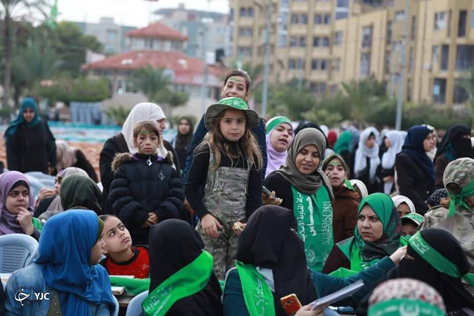 مشارکت گسترده فلسطینی ها در میدان الکتیبه به مناسبت سالگرد تأسیس حماس