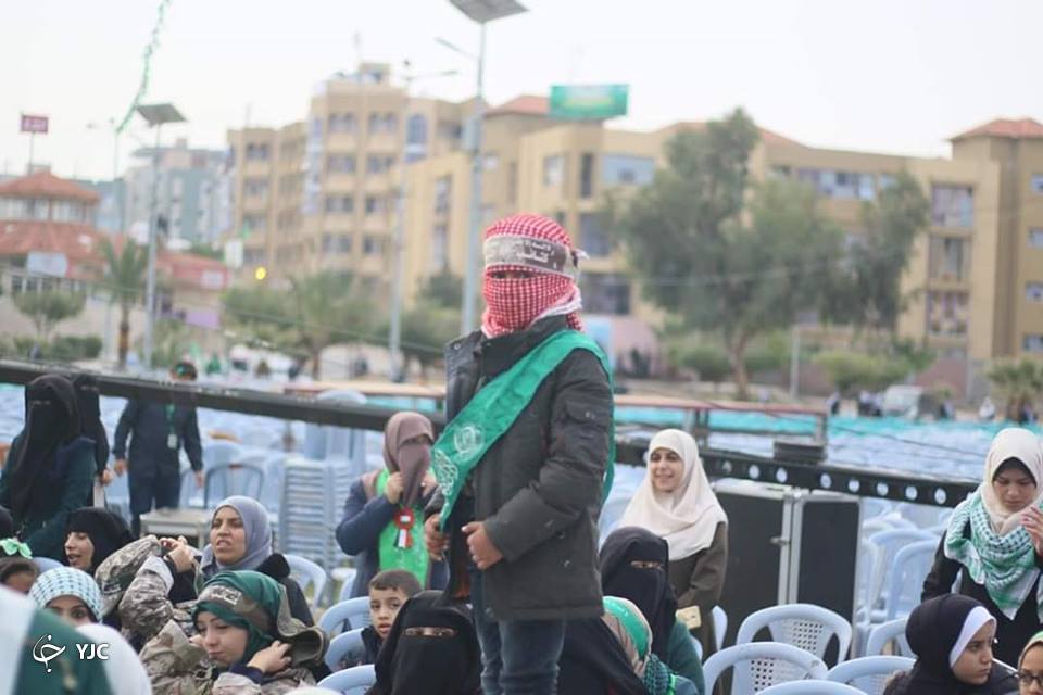 مشارکت گسترده فلسطینی ها در میدان الکتیبه به مناسبت سالگرد تأسیس حماس