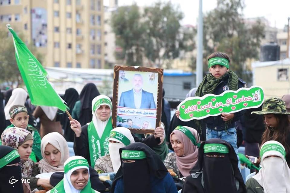مشارکت گسترده فلسطینی ها در میدان الکتیبه به مناسبت سالگرد تأسیس حماس