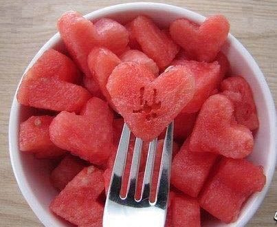 طرز تهیه لقمه هندوانه ژله&zwnj;ای مخصوص شب یلدا+ فیلم