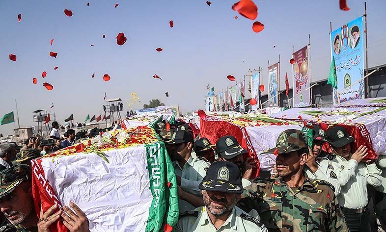 پیکر‌های مطهر ۴۶ شهید دفاع مقدس از مرز مهران وارد خاک کشور شد +فیلم و تصاویر