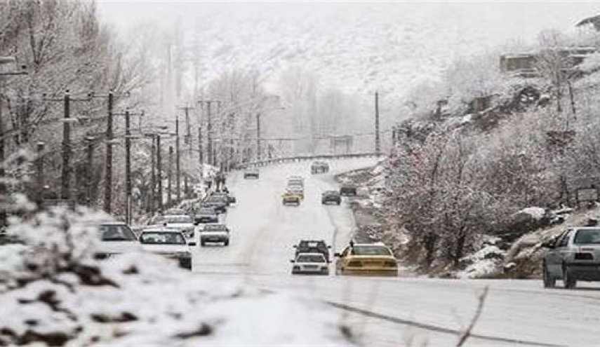 بارش برف در اکثر محور&zwnj;های مواصلاتی کردستان آغاز شد