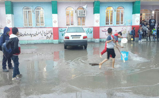 آبگرفتگی حیاط مدرسه و حرکت خودجوش دانش‌آموزان!! + فیلم و تصاویر