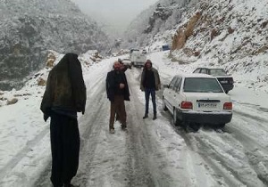 نجات سرنشینان خودرو‌های گرفتار در برف تاراز