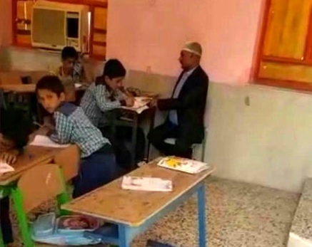 معلم کنگانی دو روز پس از جراحی سر کلاس درس حاضر شد