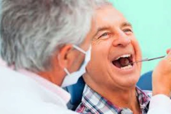 راهکار&zwnj;هایی برای برطرف کردن خشکی دهان در دوران سالمندی