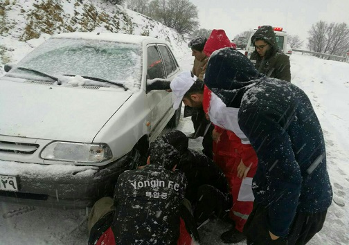 امدادرسانی به ۳۱ خودرو گرفتار شده در برف و کولاک محورهای کرمانشاه