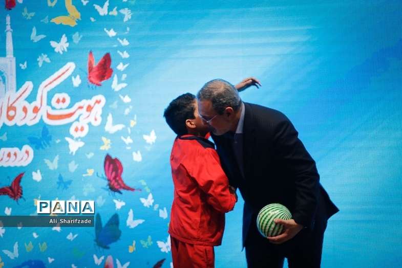 دانش آموز یزدی از ذوق حذف مشق شب چه هدیه ای به وزیر داد؟+عکس /// هدیه نوستالژیک دانش آموز یزدی به وزیر آموزش و پرورش