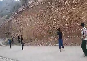 بازی فوتبال در خیابان/ جوانانی که از زمین ورزشی محروم هستند + فیلم