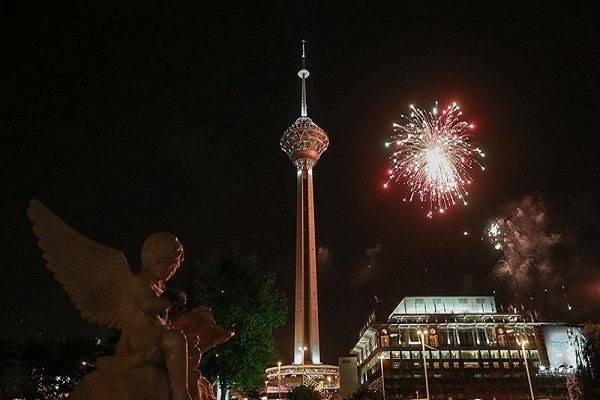 نورافشانی برج میلاد به مناسبت میلاد رسول اکرم(ص)