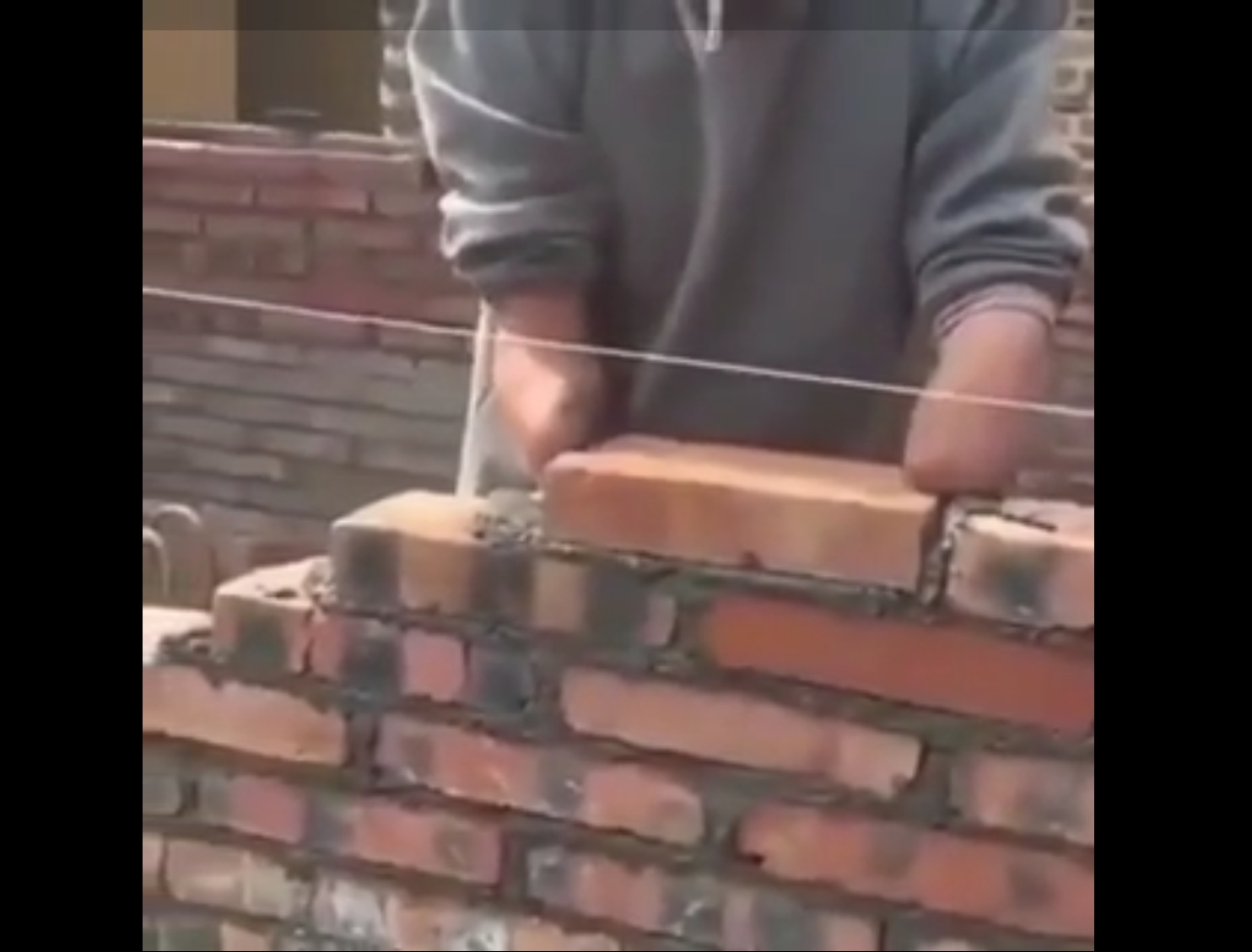 انجام کارهای سخت ساختمانی توسط معلولان+ فیلم