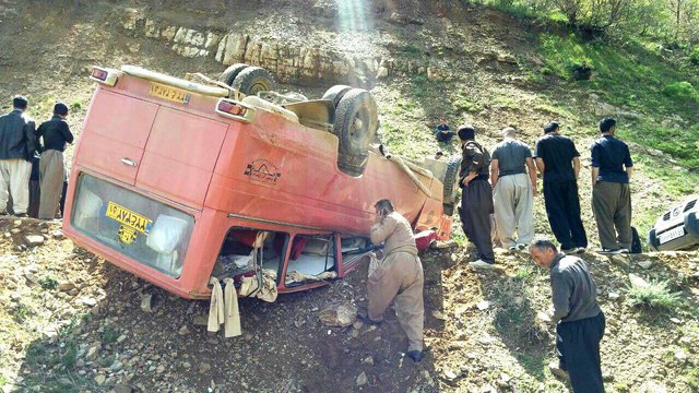 واژگونی مینی بوس در محور شهرکرد شلمزار؛