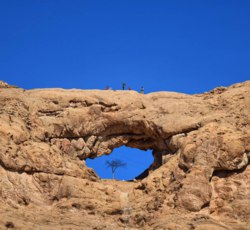سنگ سوراخ در کجاست؟ + تصاویر