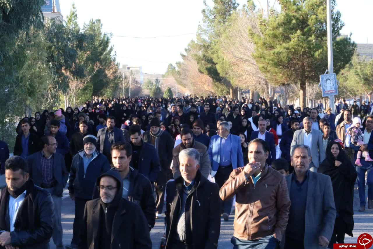 پیاده روی خانوادگی در انار از دریچه دوربین