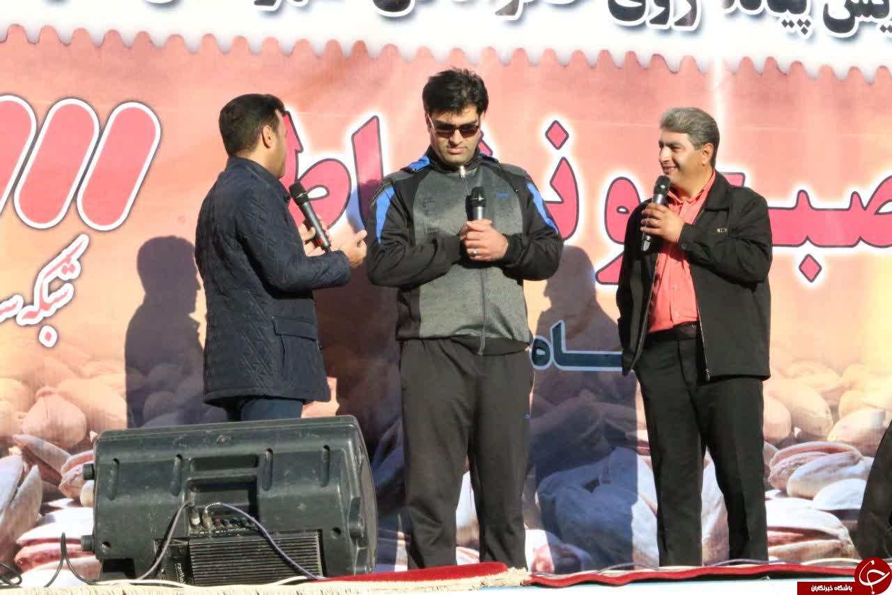پیاده روی خانوادگی در انار از دریچه دوربین