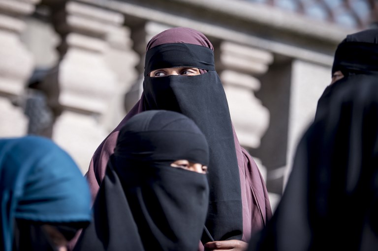 دست دادن با جنس مخالف برای مسلمانان دانمارک اجباری شد!