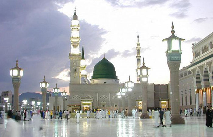 پرچم مزین به نام &laquo;محمد المصطفی (ص)&raquo; در حرم علوی برافراشته شد+ تصاویر