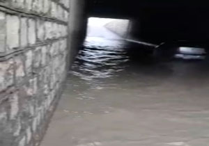 آبگرفتگی زیرگذر در روستای کارخانه + فیلم