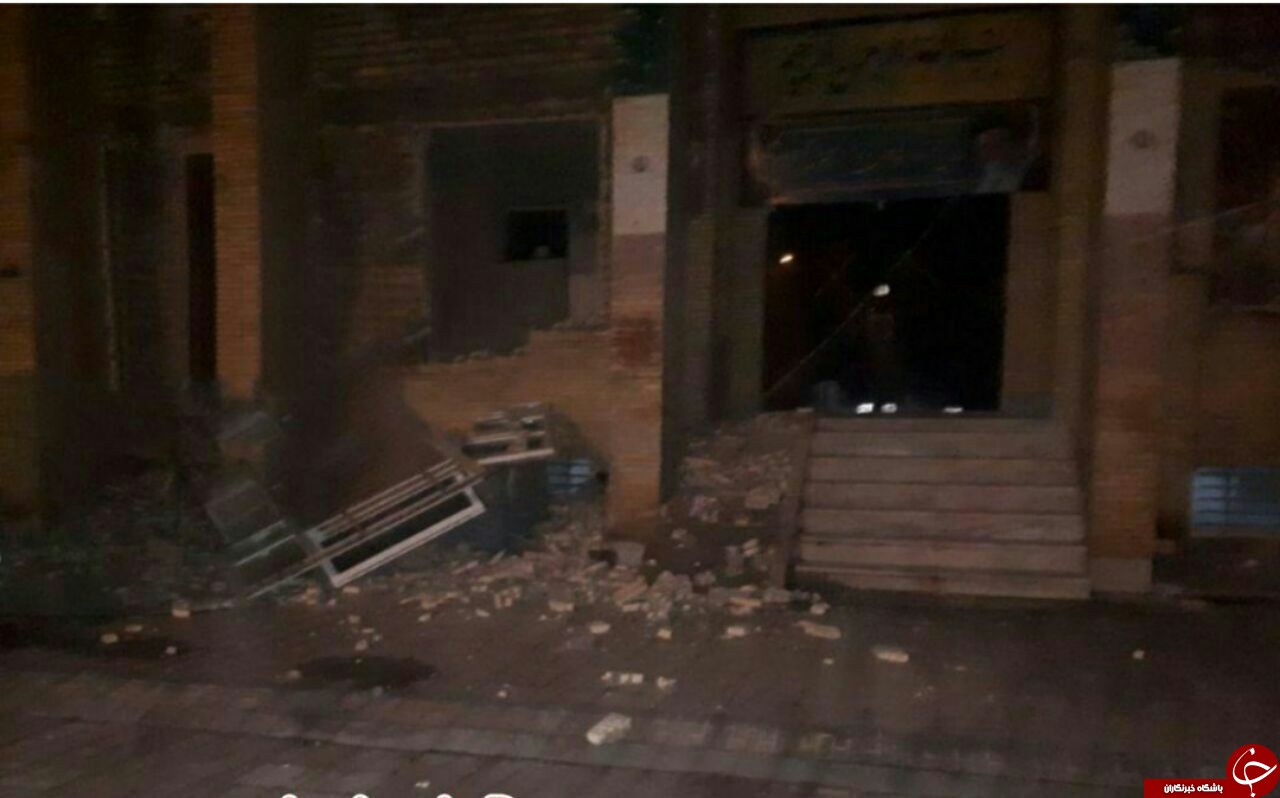 زلزله ٦.٥ ریشتری کرمانشاه را لرزاند/مدیرعامل جمعیت هلال احمر استان کرمانشاه: 12 تیم ارزیاب به مناطق زلزله زده اعزام شدند.