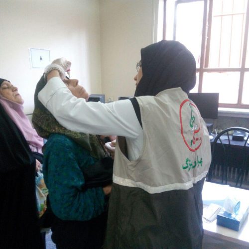 پزشکانی که برای تسکین درد محرومان و نیازمندان بسیج شده اند/ مشق عشق با ویزیت رایگان در هفته بسیج