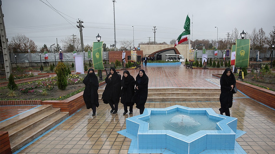 خاتون، با تو که دمی آسوده نشستم