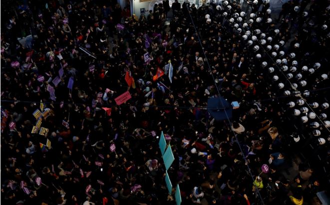 تصاویر روز: از گلههای اسب در دشتهای کرنوال تا مقابله پلیس ضدشورش فرانسه با فعالان حقوق زنان تصاویر روز: از گلههای اسب در دشتهای کرنوال تا مقابله پلیس ضدشورش فرانسه با فعالان حقوق زنان