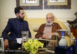 گفت وگویی دیدنی با جمشید مشایخی در شب جشن تولد 84 سالگی اش + فیلم