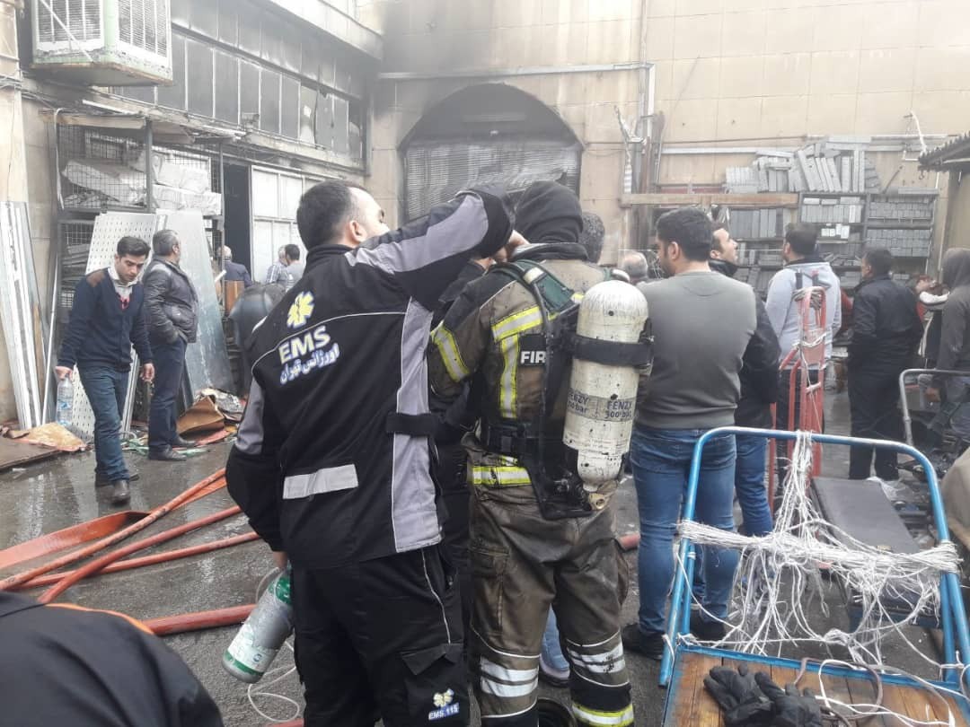 حریق انبار در میدان امام خمینی تهران ۱۳ مصدوم برجای گذاشت