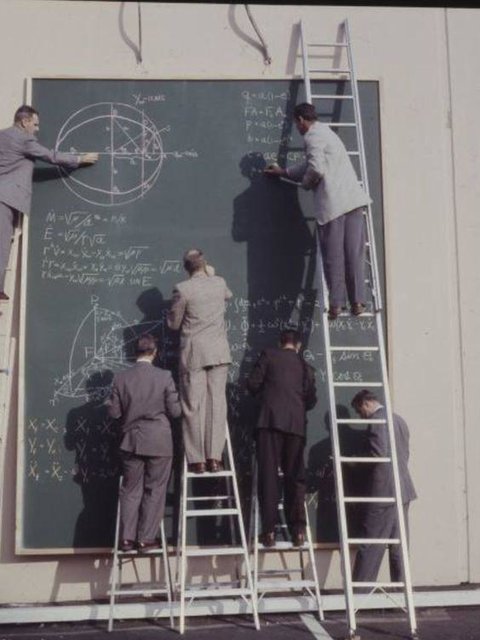 تخته سیاهی که راه فضا را نشان داد!+تصاویر تخته سیاهی که راه فضا را نشان داد!+تصاویر