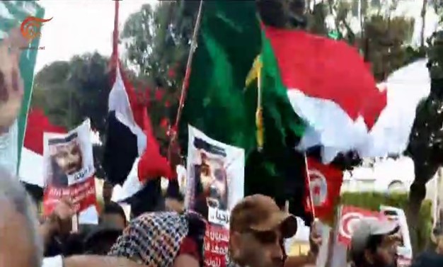 ادامه اعتراضات تونسی&zwnj;ها به سفر ولیعهد &laquo;قصاب&raquo; سعودی با حمل پرچم&zwnj;های فلسطین، سوریه و یمن