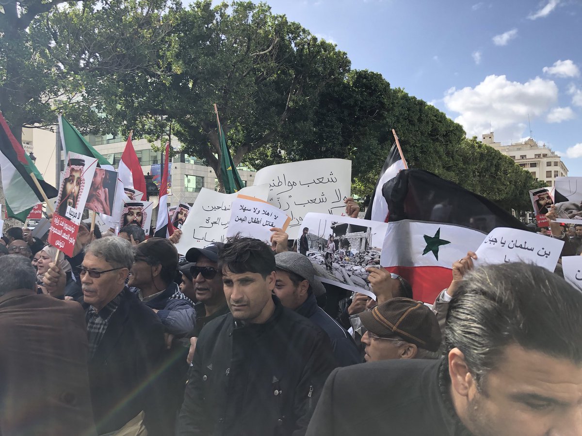 ادامه اعتراضات تونسی&zwnj;ها به سفر ولیعهد &laquo;قصاب&raquo; سعودی با حمل پرچم&zwnj;های فلسطین، سوریه و یمن