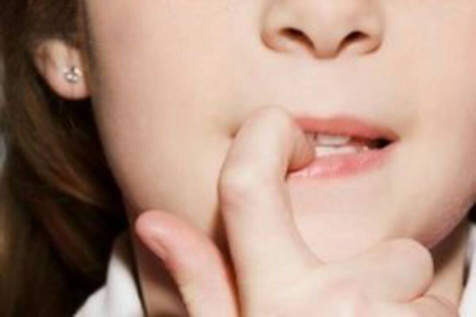 روش&zwnj;هایی برای رفع عادت ناخن جویدن در خردسالان/ به انگشتان کودکتان فلفل نزنید