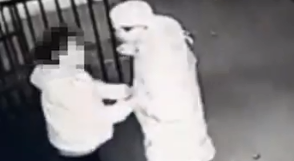 لحظه نجات زن جوان از چنگال مرد شیطان صفت + فیلم//