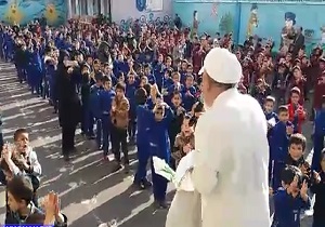 شاهنامه‌خوانی دانش‌آموزان در مدرسه "شهید رحمانی" + فیلم
