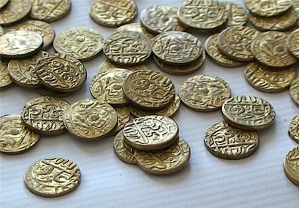 کشف دلار و اسکناس‌های جعلی و مقادیری عتیقه جات در تبریز