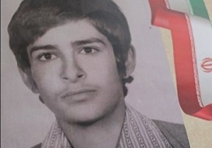 تشییع پیکر شهید غلام&zwnj; حق&zwnj;شناس 17 ساله بر دستان مردم مؤمن و انقلابی نطنز + فیلم