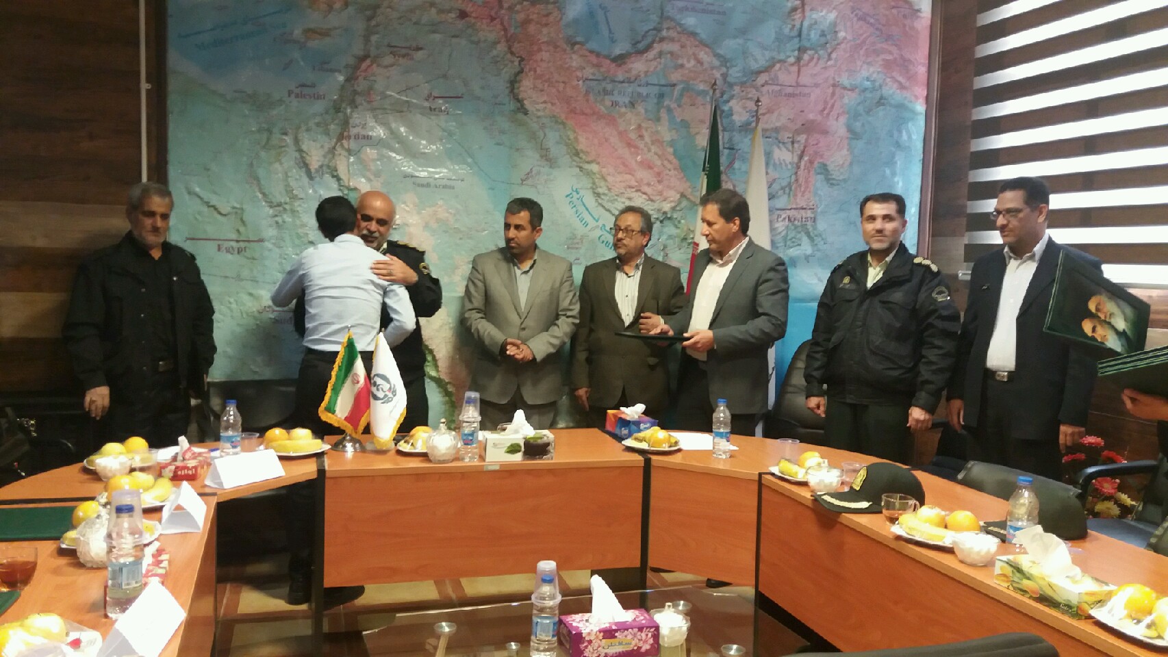 تجلیل از خانواده شهیدان سنجری و بهزاد پور در کرمان