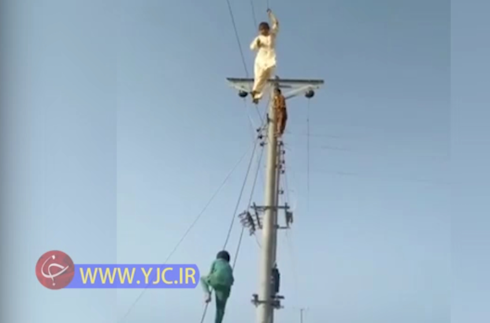 بازی خطرناک کودکان با سیم&zwnj;های برق+ فیلم