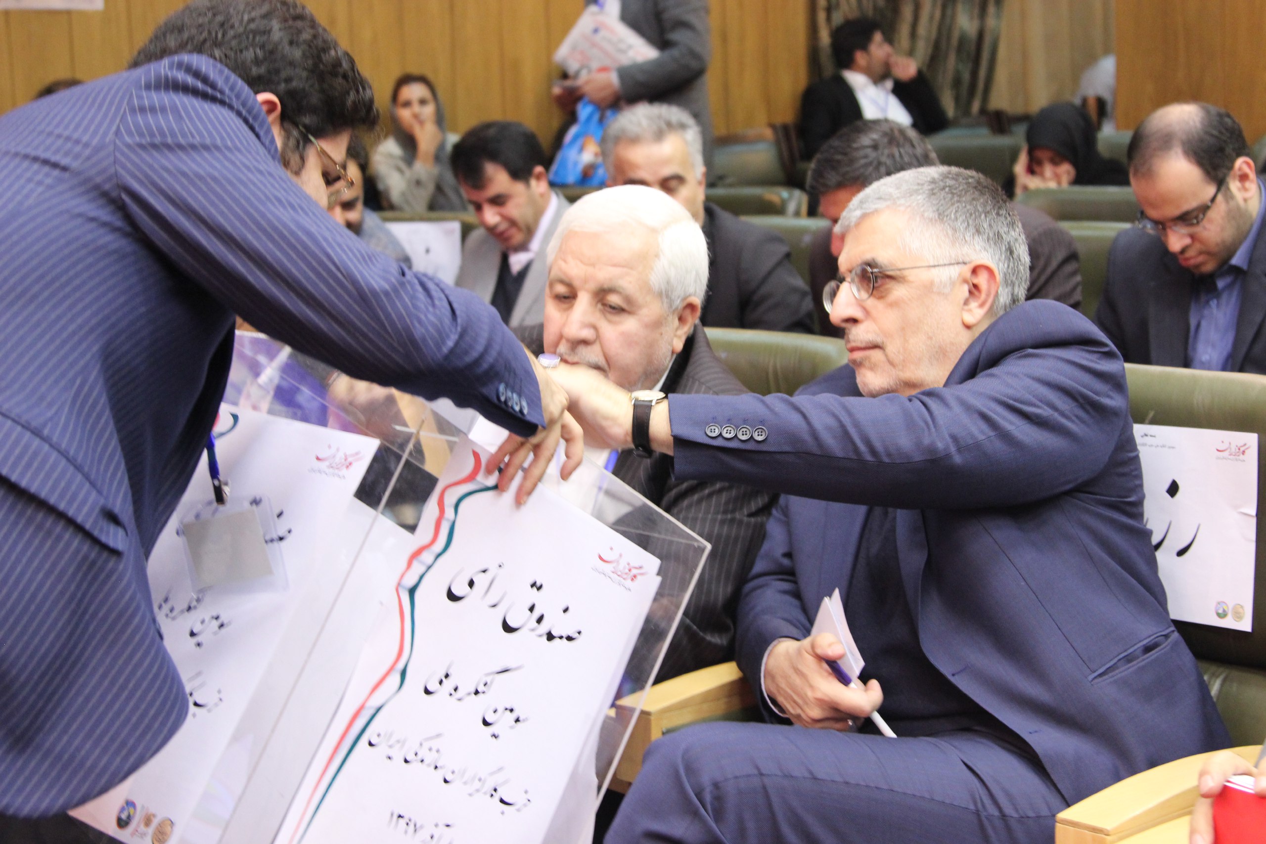 بی&zwnj;عملی دولت صدای اقتصاددان اصلاح&zwnj;طلب را هم درآورد/اعتراف کرباسچی به زیر سوال رفتن عدالت اجتماعی در دوران سازندگی/ناهماهنگی که به عذرخواهی کارگزارانی&zwnj;ها از خبرنگاران منجر شد