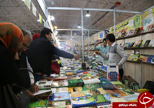 تمدید قرارداد کتاب&zwnj;های یک صفحه&zwnj;ای در ایستگاه&zwnj;ها و اتوبوس ها/ حضور ناشران کمتر، اما معتبر در هفدهمین نمایشگاه کتاب + تصاویر