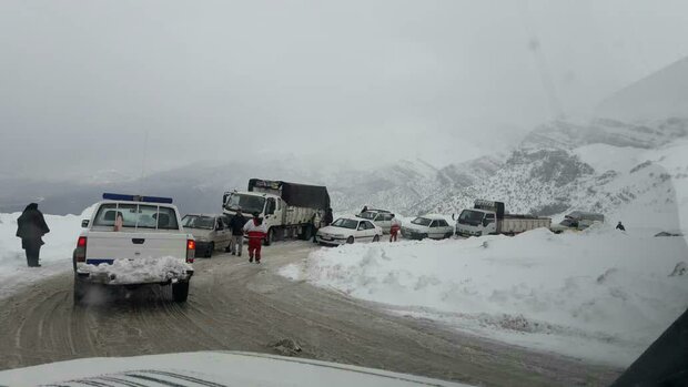 بارش برف در برخی جاده&zwnj;های کشور/ ترافیک در جاده چالوس
