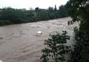 سقوط پژو داخل رودخانه در شهرستان هشترود