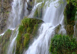 آبشار دیدنی نیاسر؛ یکی از زیباترین جاذبه‌های گردشگری اصفهان + فیلم