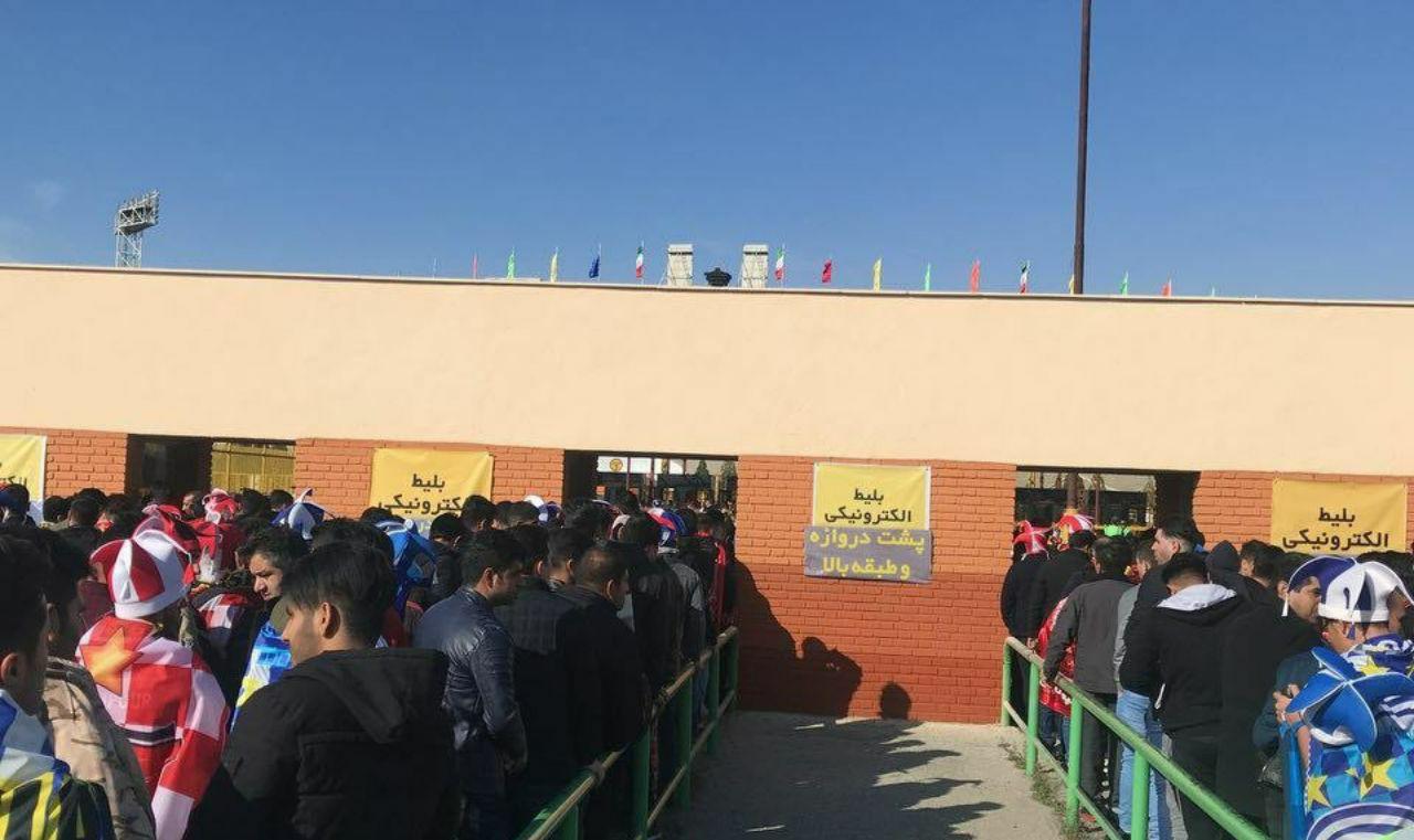 هواداران سرخابی در صف بلیت فروشی استادیوم آزادی هواداران سرخابی در صف بلیت فروشی استادیوم آزادی