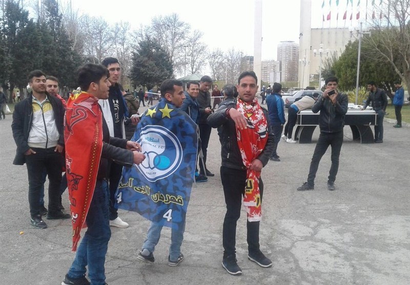 حاشیه&zwnj;های دربی ۸۹/از بازار سیاه بلیت فروشی تا رنگ&zwnj;آمیزی صورت هواداران توسط خانم&zwnj;ها! + تصاویر