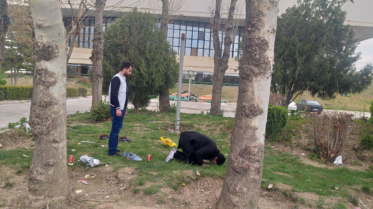 اقامه نماز هواداران سرخابی پیش از آغاز دربی ۸۹