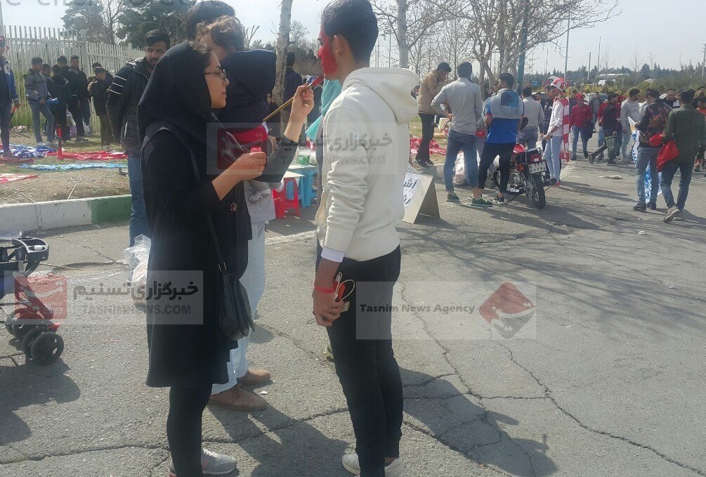 حاشیه&zwnj;های دربی ۸۹/از بازار سیاه بلیت فروشی تا رنگ&zwnj;آمیزی صورت هواداران توسط خانم&zwnj;ها! + تصاویر