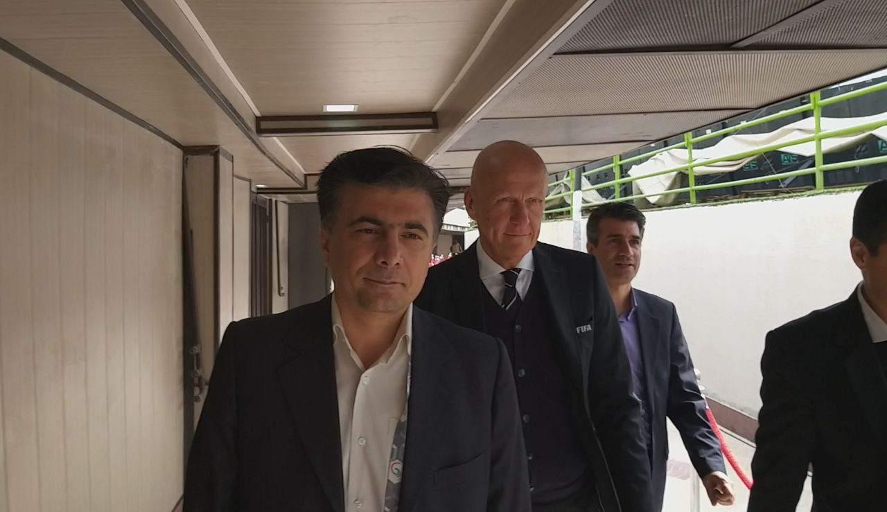 از بلیت یک میلیون تومانی و ماروپله بازی کردن هواداران تا اقامه نماز اطراف ورزشگاه آزادی+تصاویر