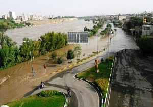بوستان‌های ساحلی دزفول به زیر آب رفتند / محل اسکان اضطراری برای مسافران نوروزی فراهم است